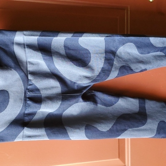 FABLETICS blue swirl leggings size Large. Sold out online length 27.5 - Picture 7 of 11